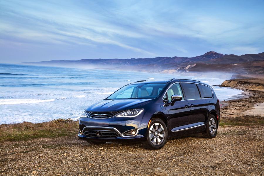  Chrysler Pacifica Hybrid Limited (RU) 2016 года  (фото 21 из 40)